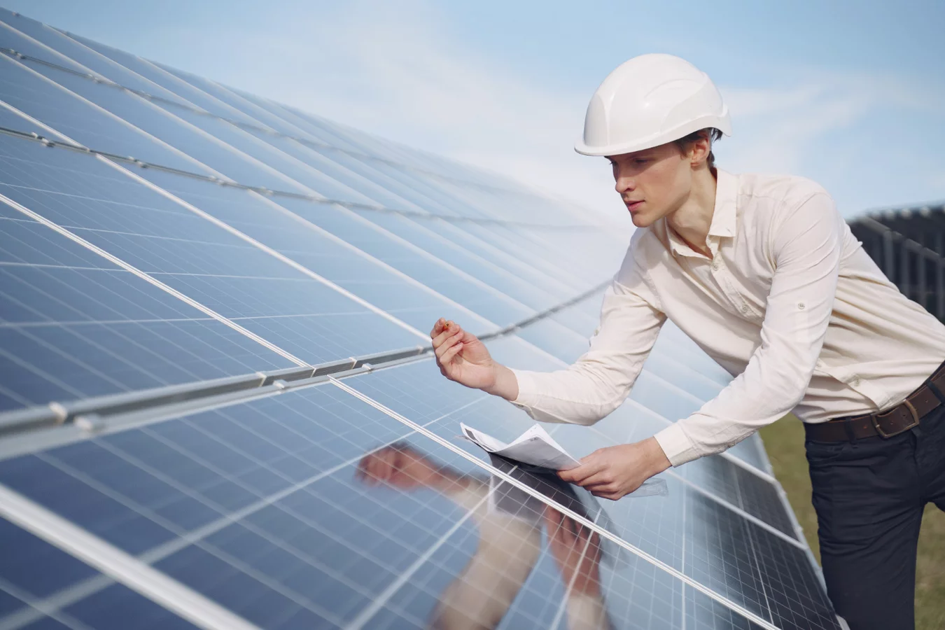 Se pot monta panouri fotovoltaice pe acoperișul unei hale tip cort?