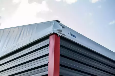 Panou sandwich, tablă trapezoidală sau prelată PVC? Alegem cea mai bună învelitoare de hală